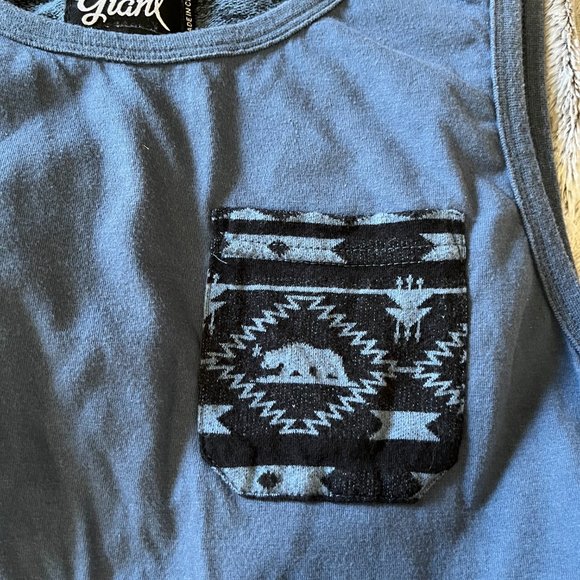 Beautiful Giant tank top Size M - Picture 5 of 5